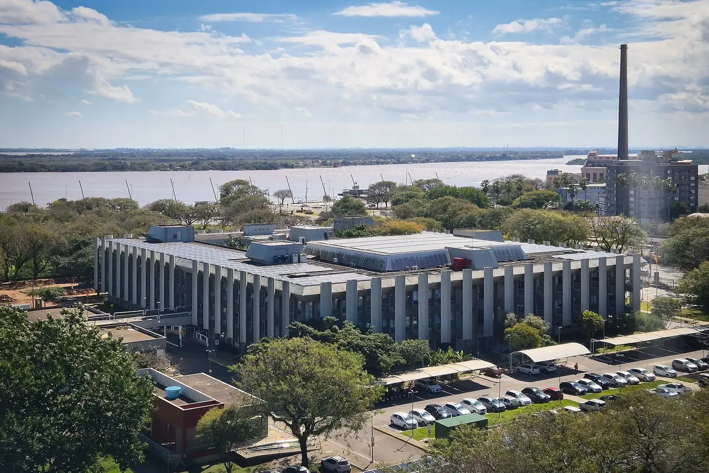 Vista aérea do centro de Porto Alegre com o Guaíba ao fundo