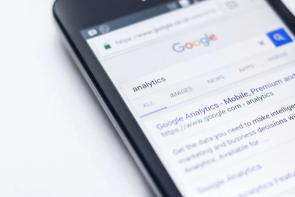 Celular mostrando resultados de busca do Google