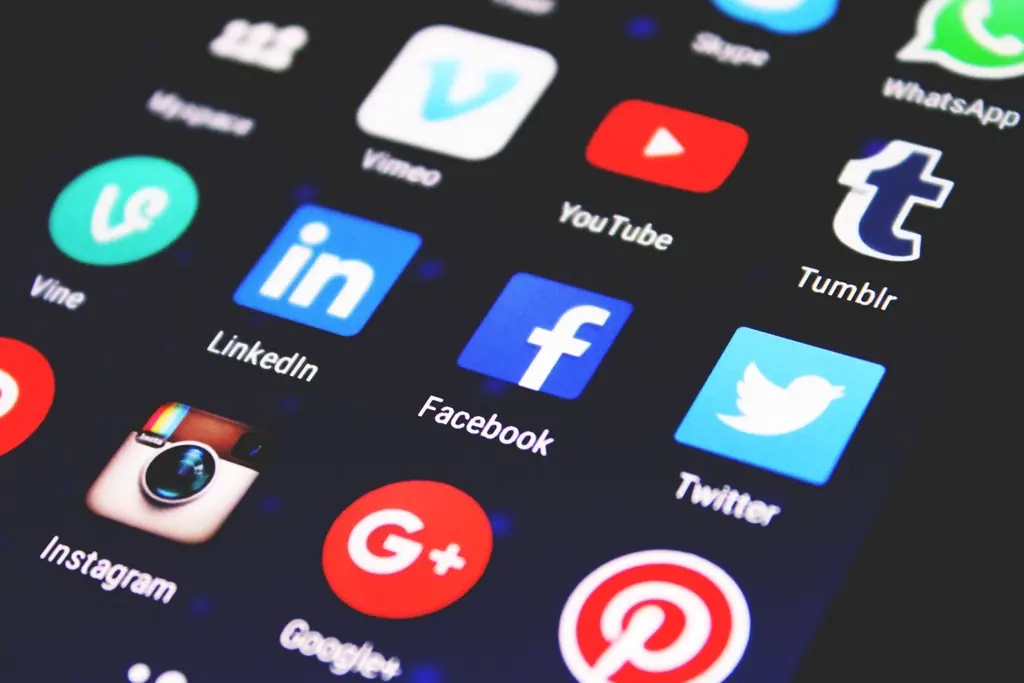 Tela de celular com ícones de redes sociais, entre eles Facebook e Instagram